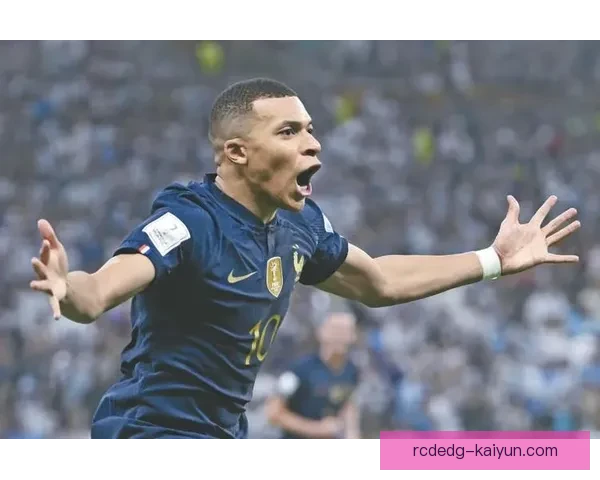 姆巴佩加时进球助法国队逆转胜利，表现亮眼再现决赛精彩瞬间